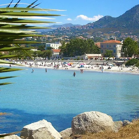 In Ile Rousse Near Sandy Beaches بيت للعطل