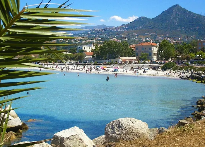 In Ile Rousse Near Sandy Beaches 度假居