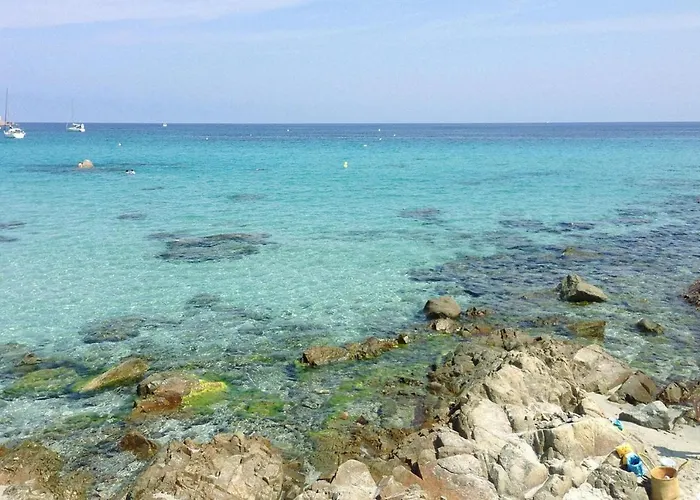 In Ile Rousse Near Sandy Beaches 度假居