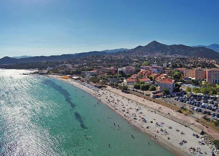 In Ile Rousse Near Sandy Beaches 度假居