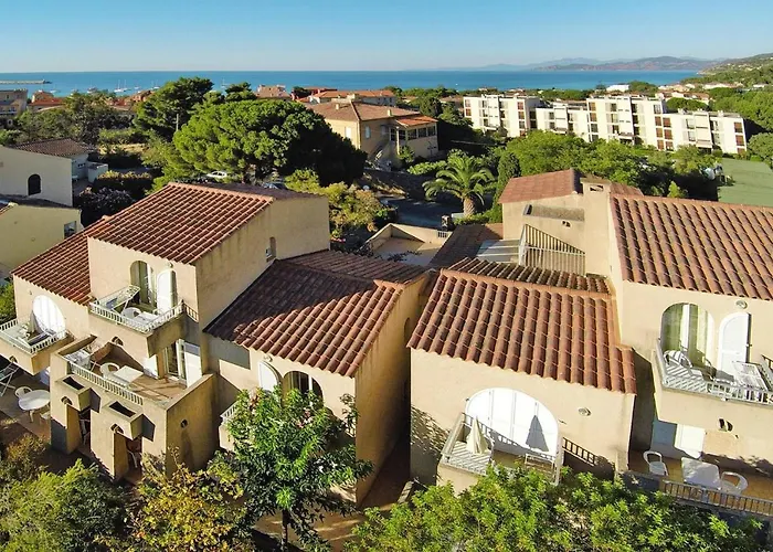 In Ile Rousse Near Sandy Beaches 度假居