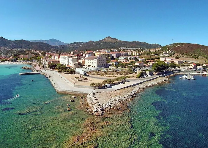 In Ile Rousse Near Sandy Beaches 度假居
